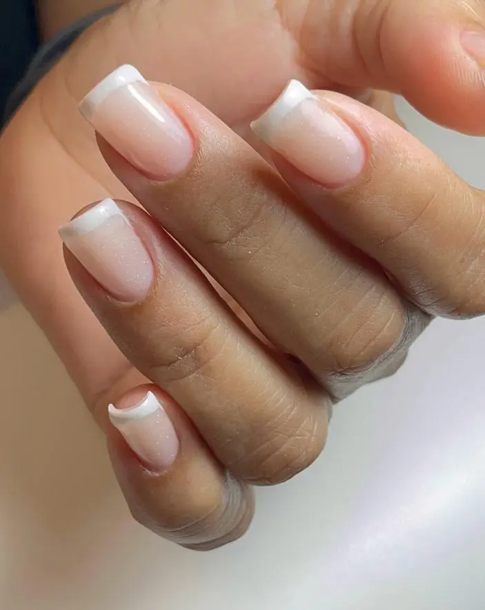 Manicure francesa clássica com base natural e pontas brancas